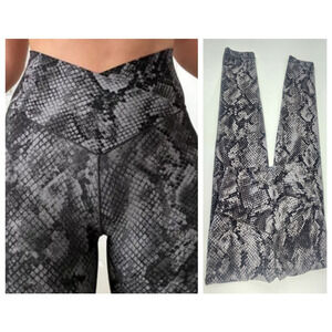 Offline by Aerie Real Me High Waist Crossover Leggings Size S Gray Python Sexy